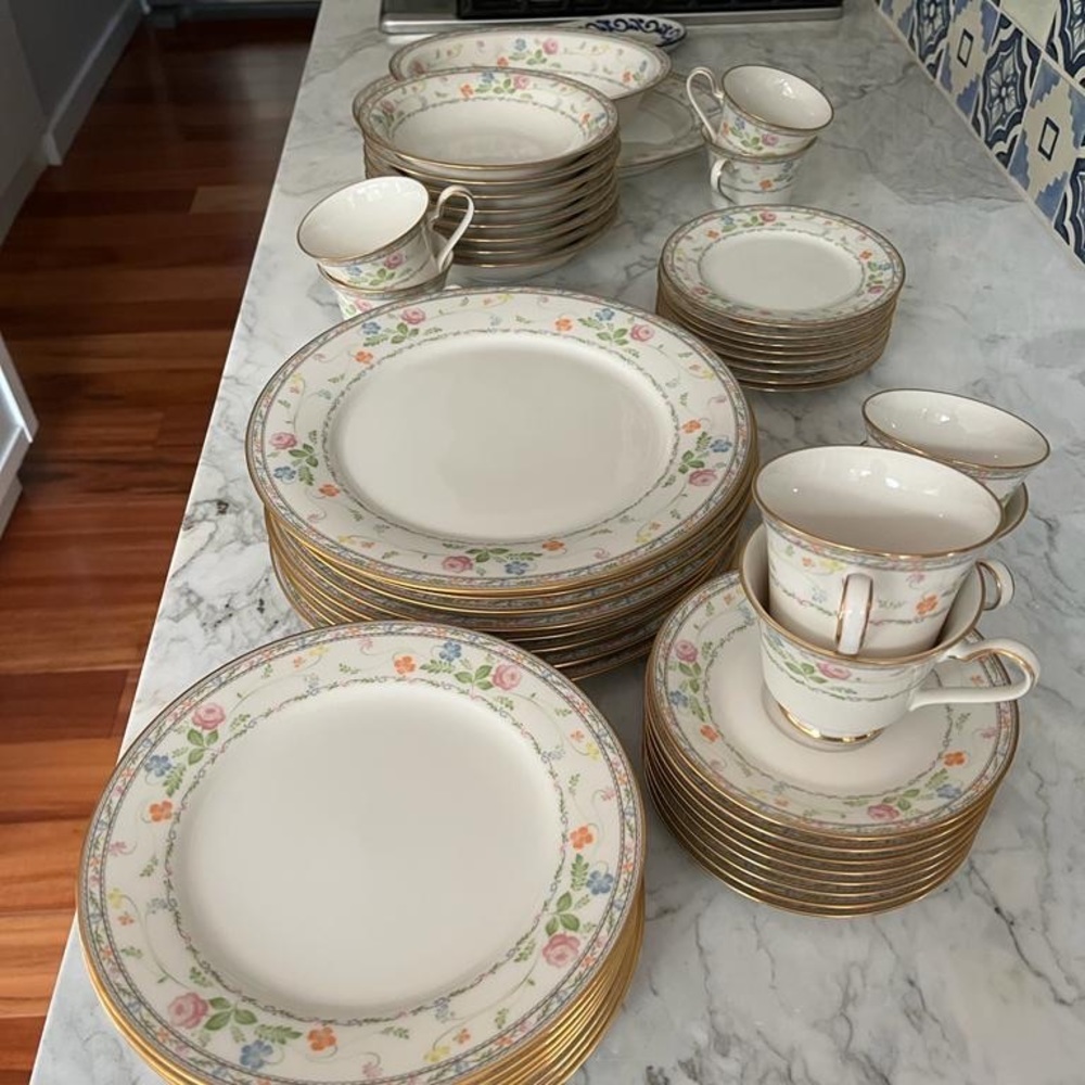 Complete set of noritake China in almost new condition